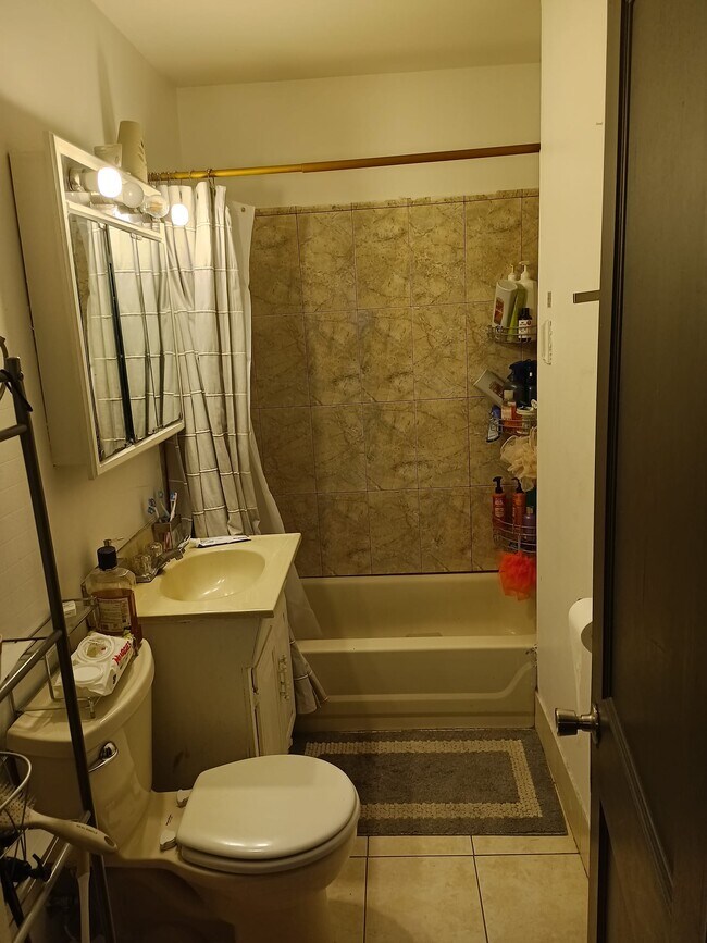 Baño - 705 N 16th Ave