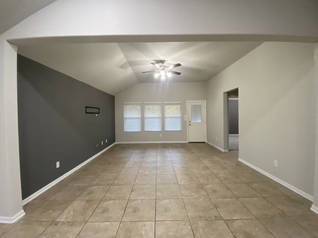 Foto del edificio - 18326 W Hardy Rd