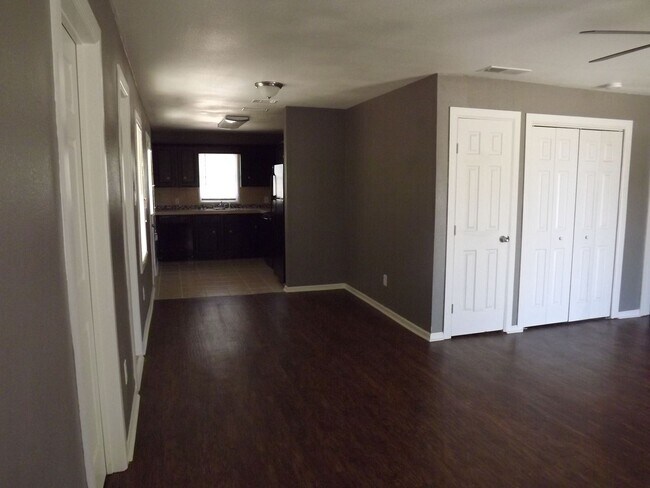 Building Photo - 4/2 In quite neighborhood! Near Greek Circ...
