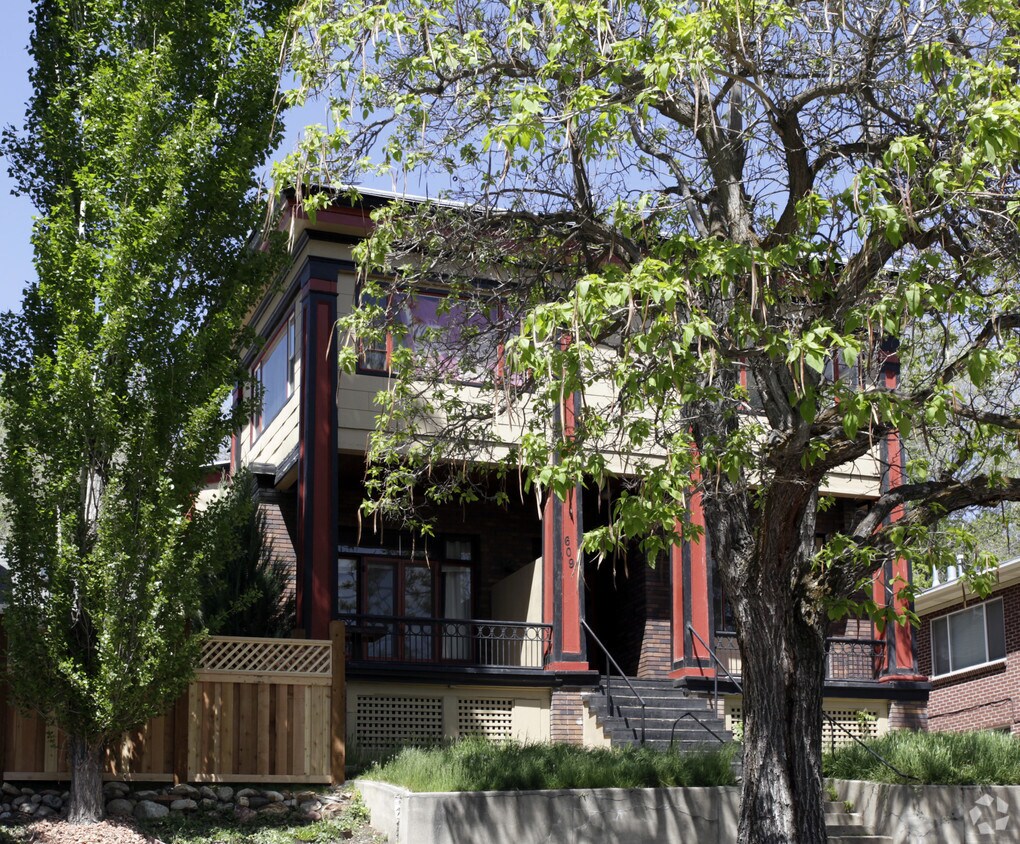 Building Photo - 609 6th Ave