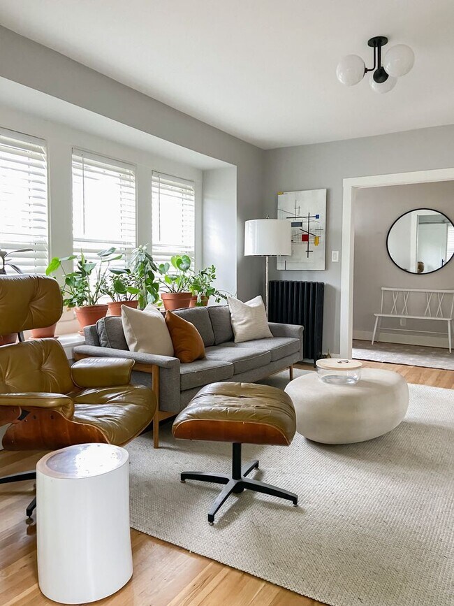 Building Photo - Remodeled Bright and Sunny 2 Bed / 1 Bath ...