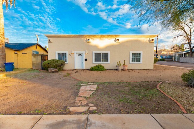 Building Photo - 4 bedroom home with pool walking distance ...