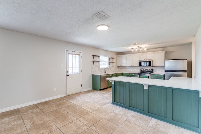 Building Photo - 2112 Royal Acres Trail