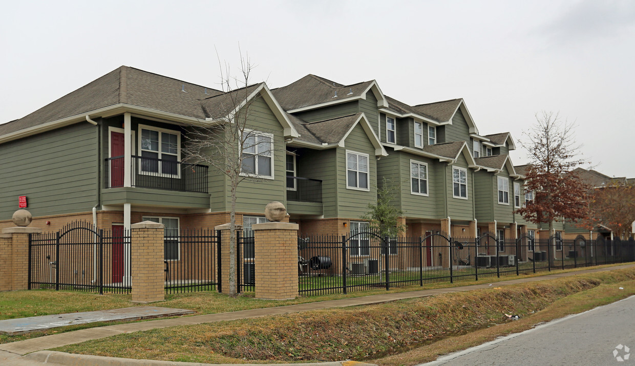 Primary Photo - Oxford Place Apartments