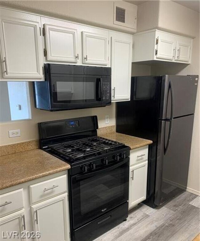 Building Photo - MOVE IN SPECIAL: $1000 OFF RENT WITH THIS SPACIOUS TOP FLOOR 2 BEDROOM 2 BATH CONDO