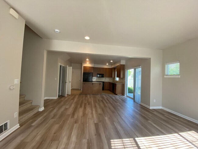 Foto del edificio - Rare Liberty Lake Townhome in Rocky Hill – 3 Bed, 2.5 Bath End Unit Available July 15th