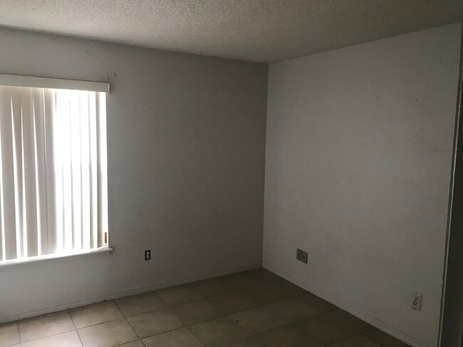 Building Photo - 513 Seasons Ct