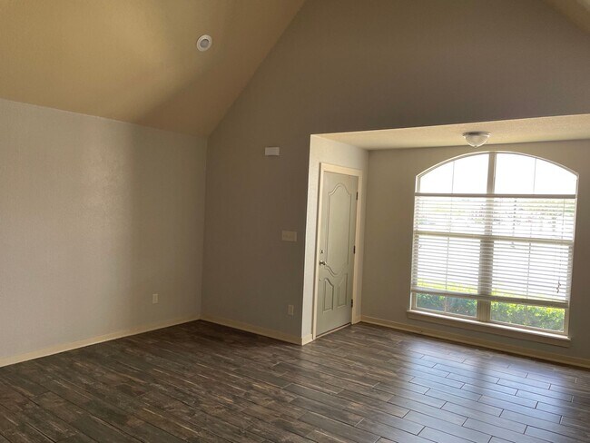 Building Photo - 2101 SW Stonegrove Rd