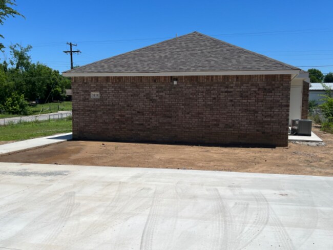 Building Photo - 743 N Hodge St