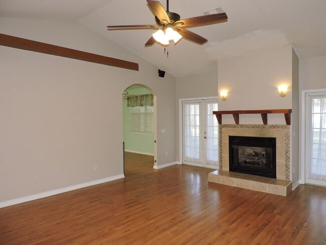 Building Photo - Beautiful home on one acre lot!
