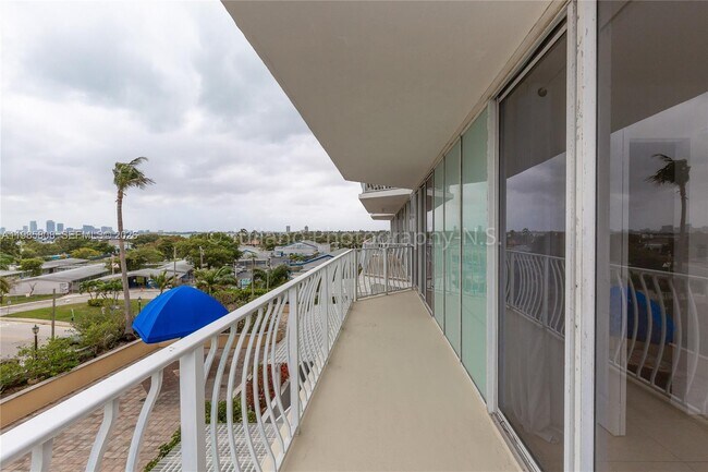 Foto del edificio - 7601 E Treasure Dr