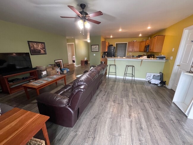 Building Photo - 401 N River Rock Dr