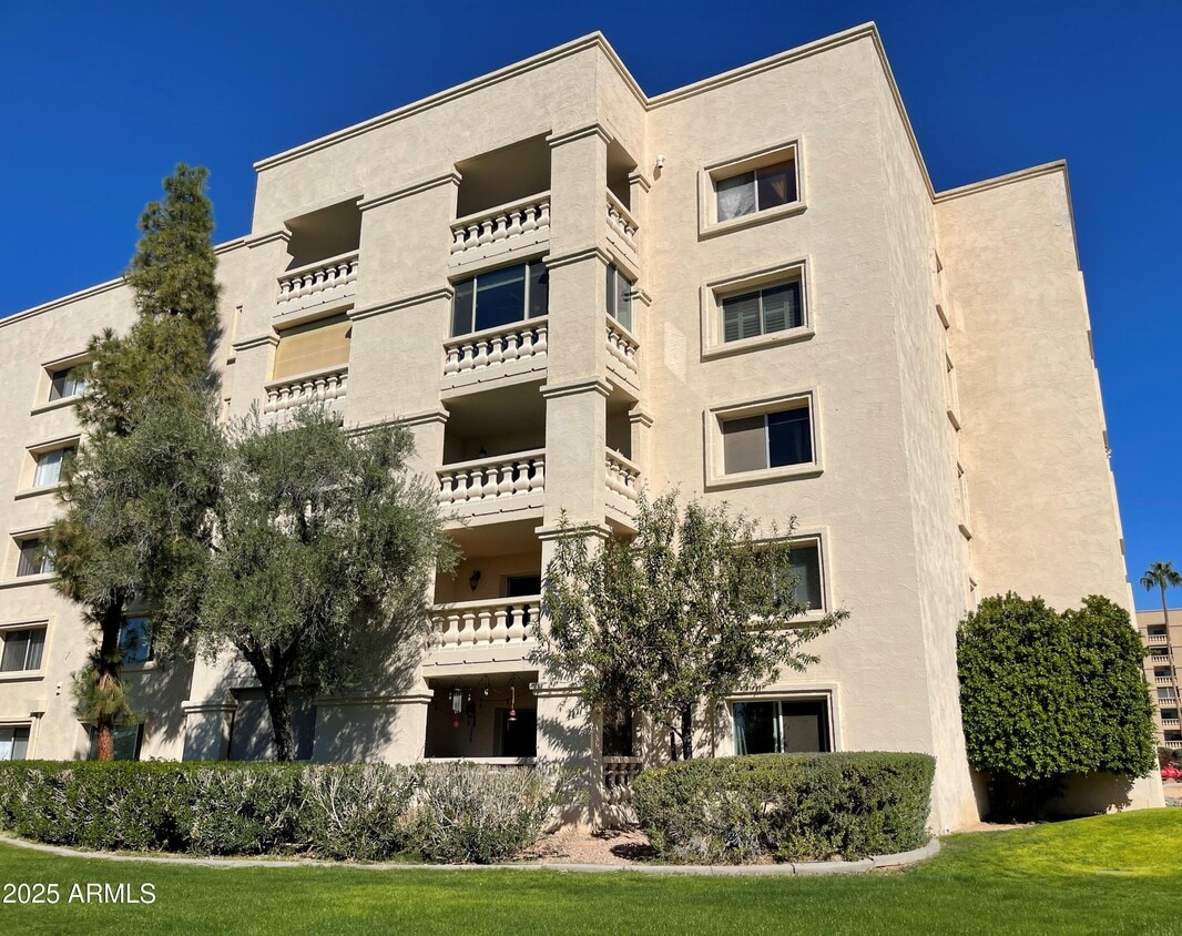 Primary Photo - 7910 E Camelback Rd