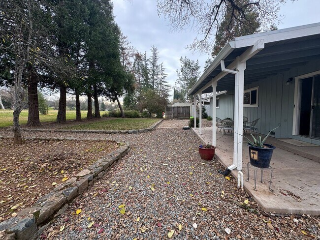 Foto del edificio - Single story golf course home across the street from the lake! Enjoy Lake of the Pines living!