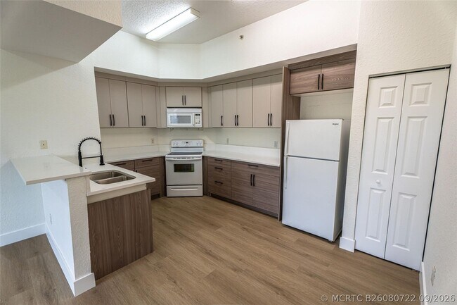 Building Photo - 2801 Riverside Dr