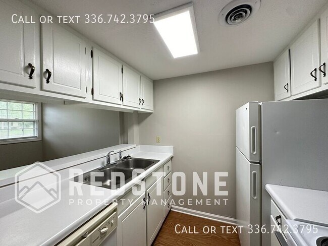 Building Photo - 2 Bedroom 1.5 Bath - Apartment