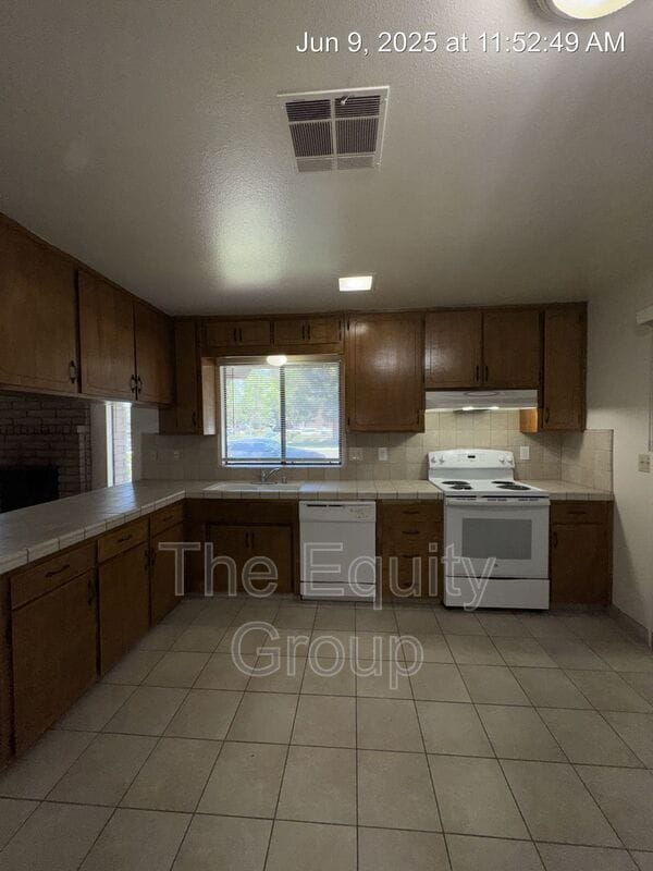 Building Photo - 4623 W Cypress Ave