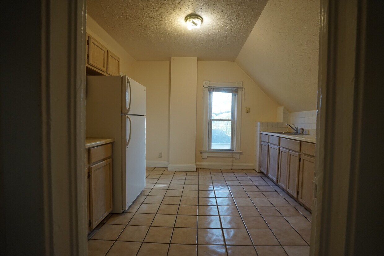 1407 7th Ave Unit 2 up, Rockford, IL 61104 Apartments Rockford, IL