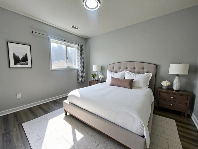Building Photo - Spacious Main Floor 3 Bed/2 Bath Suite