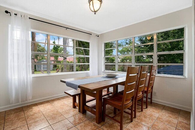 Foto del edificio - 4366 Shorecrest Dr