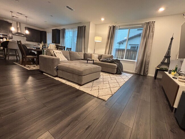 Foto del edificio - Gorgeous New home with 4 bed/2.5 bath in Brentwood