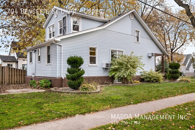 Photo du bâtiment - SPACIOUS 1+1 BED/ 1 BATH UPPER APT + HYDRO!