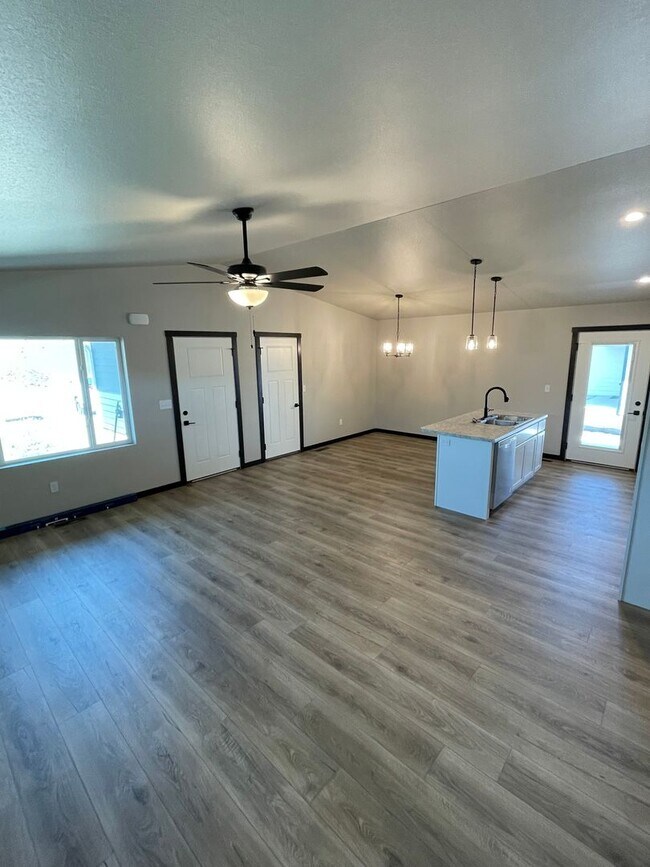 Foto del edificio - Newer Home with Two Bedrooms, Two Bathrooms & Modern Amenities!