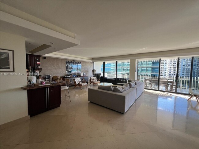 Foto del edificio - 10205 Collins Ave