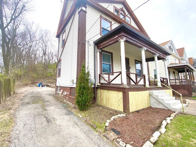 Building Photo - 287 Earnshaw Ave