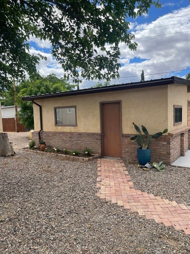 Foto del edificio - Charming fully furnished 2-bedroom, 1-bath home located in Beaver Dam, AZ!