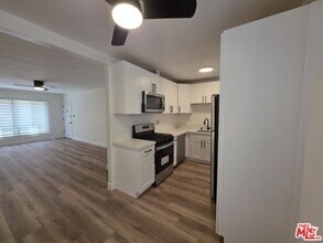 Building Photo - 1215 N Orange Grove Ave
