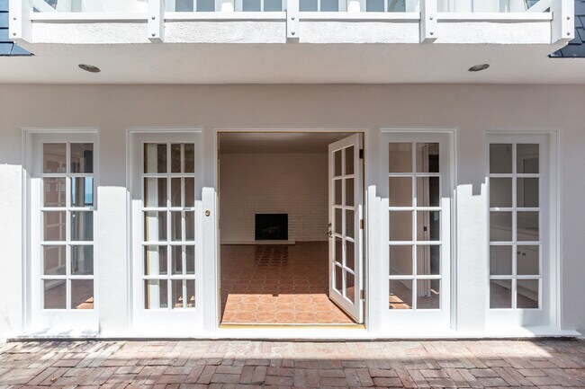 Building Photo - 3208 The Strand