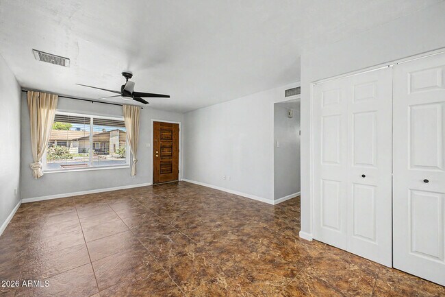 Building Photo - 855 W Lindner Ave