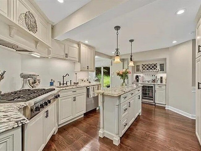 Building Photo - 777 Armonk Rd