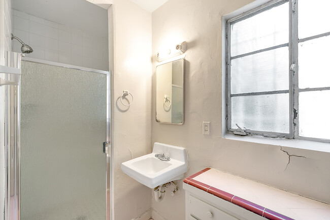Foto del edificio - 483 Gayley Ave