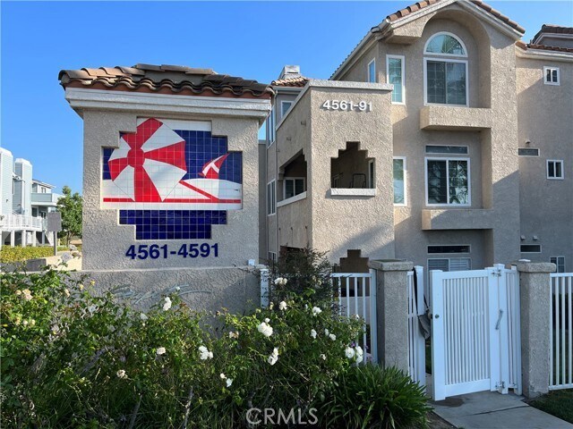 Foto del edificio - 4561 Warner Ave