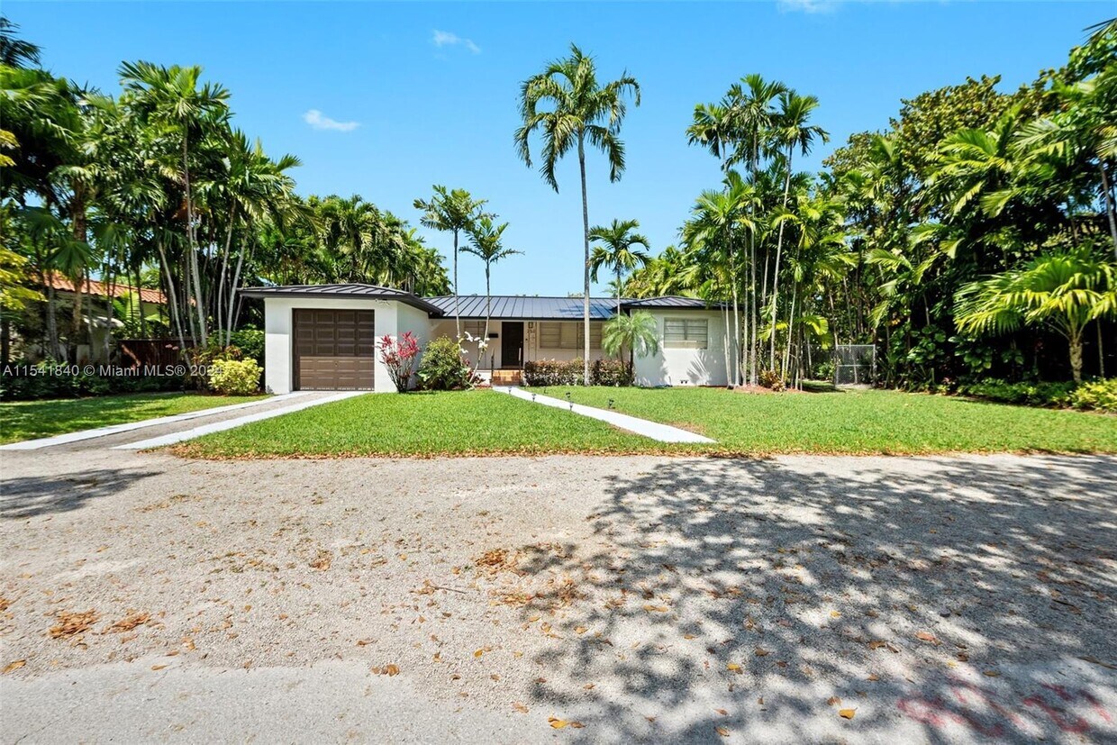 Primary Photo - 250 Esplanade Dr