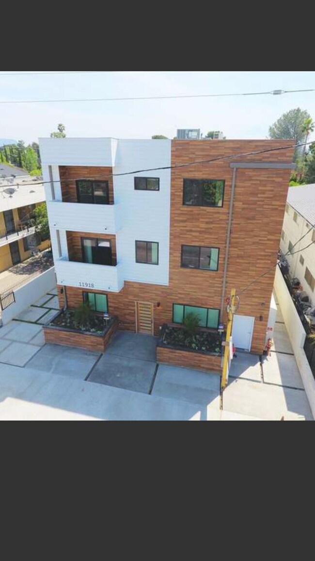 Building Photo - 11918 Vanowen St