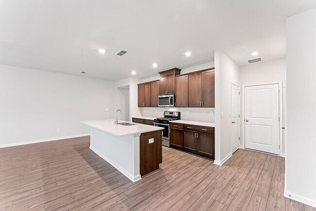 Building Photo - 1040 Sunny Lk Dr
