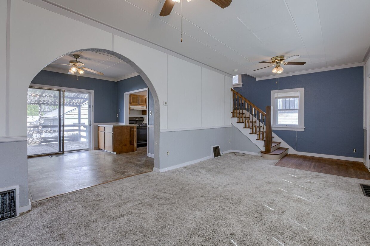 Foto principal - 6 Month Lease! 3Bed 2Bath with 3 Stall Gar...