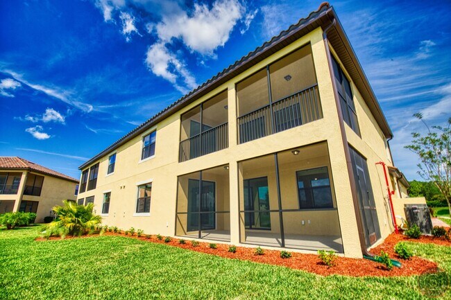 Building Photo - Annual Unfurnished Rental – Coach Home 3 Bedrooms, 2 Baths, 2 Car Garage, with Resort Like Amenit...