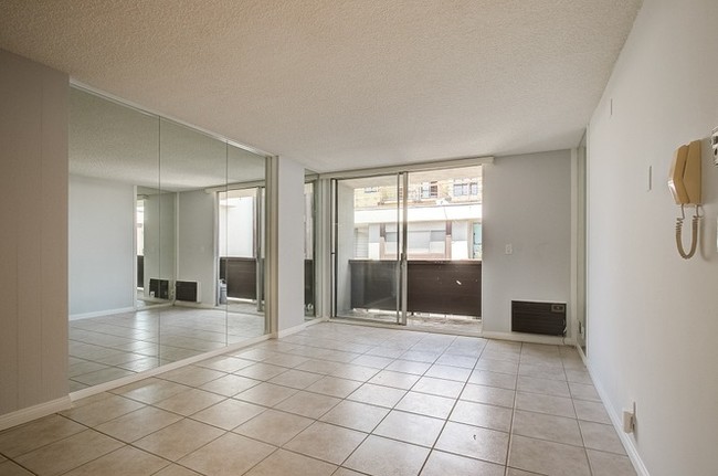 Building Photo - 117 S Doheny Dr