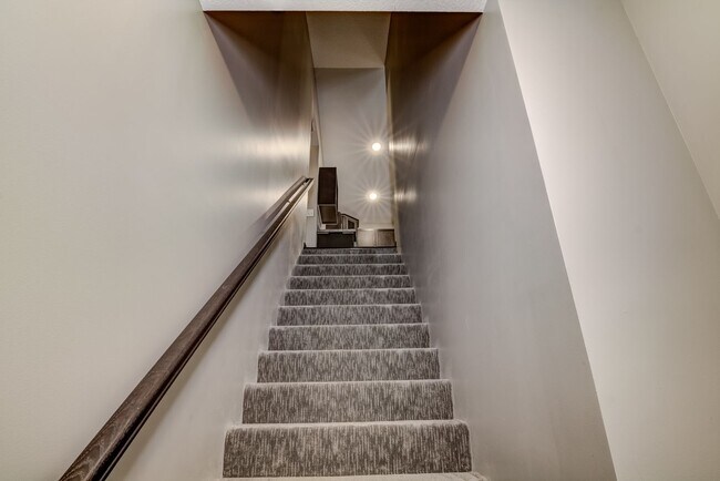 Foto del edificio - 2 Bed 2 Bath - Private Entry! $500 Deposit!