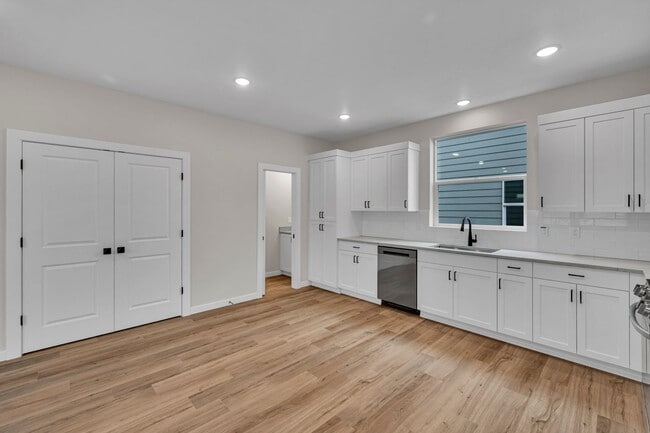 Building Photo - Move In Special Up to 3 Month's Free- Newb...