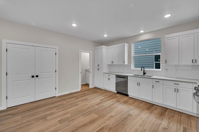 Foto del edificio - Move In Special Up to 3 Month's Free- Newb...