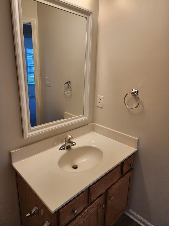 Foto del edificio - Four bedroom townhome in Caldwell Station