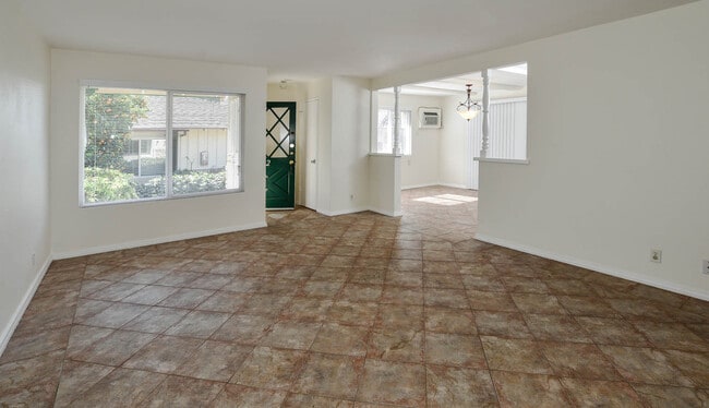 Building Photo - 650 Ridgeway Ln