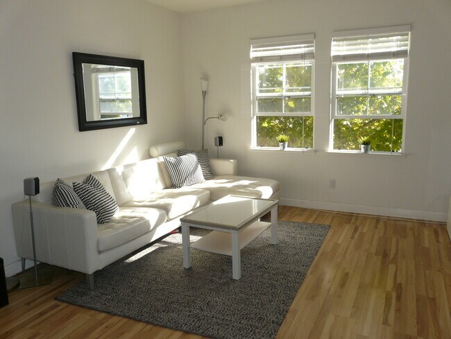 Building Photo - Gorgeous 3 bedroom 2.5 Bath with Bonus Room in Communication Hill