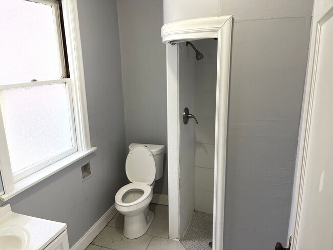Foto del edificio - Large Spacious 4 BR 1.5 BA Ready to be Cal...