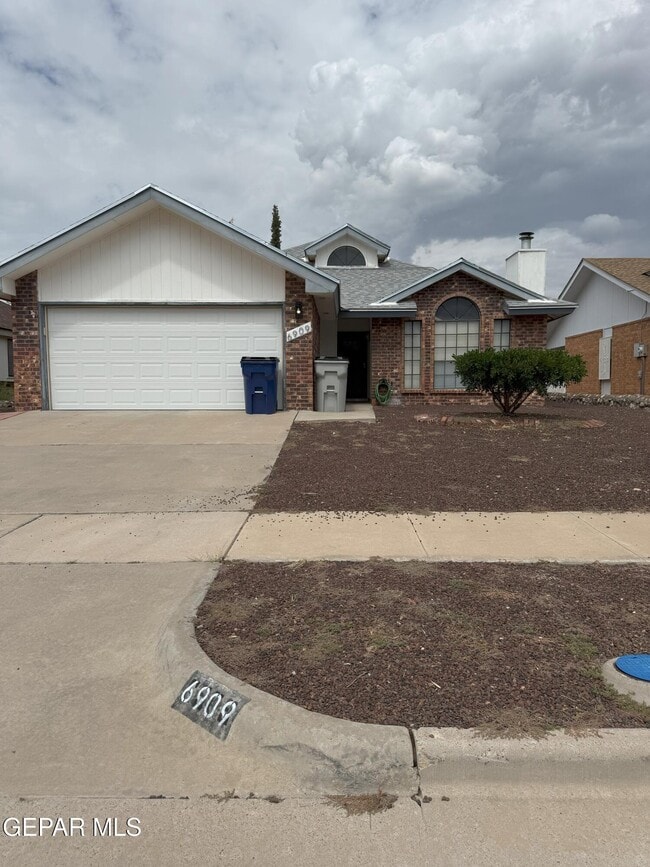 Building Photo - 6909 Canyon Run Dr